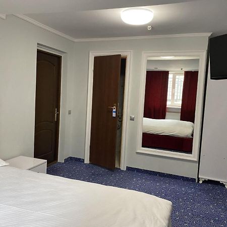 Leoton Chernivtsi Hotell Exteriör bild