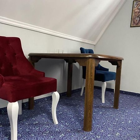 Leoton Chernivtsi Hotell Exteriör bild