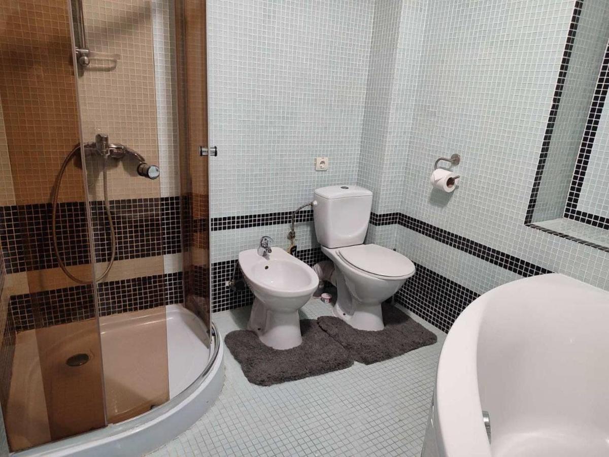 Leoton Chernivtsi Hotell Exteriör bild