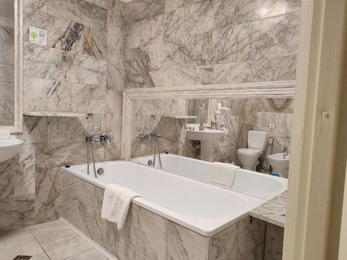 Leoton Chernivtsi Hotell Exteriör bild
