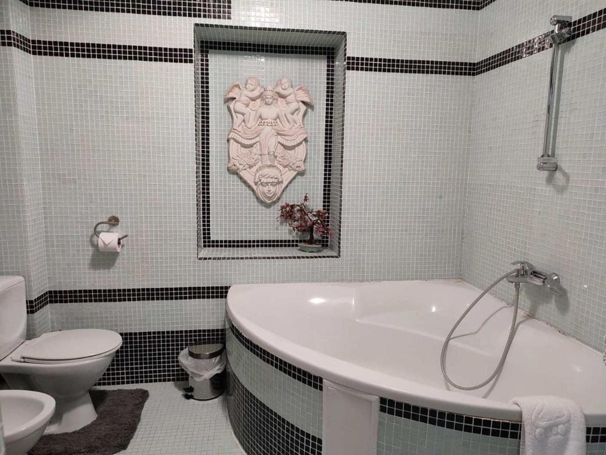 Leoton Chernivtsi Hotell Exteriör bild