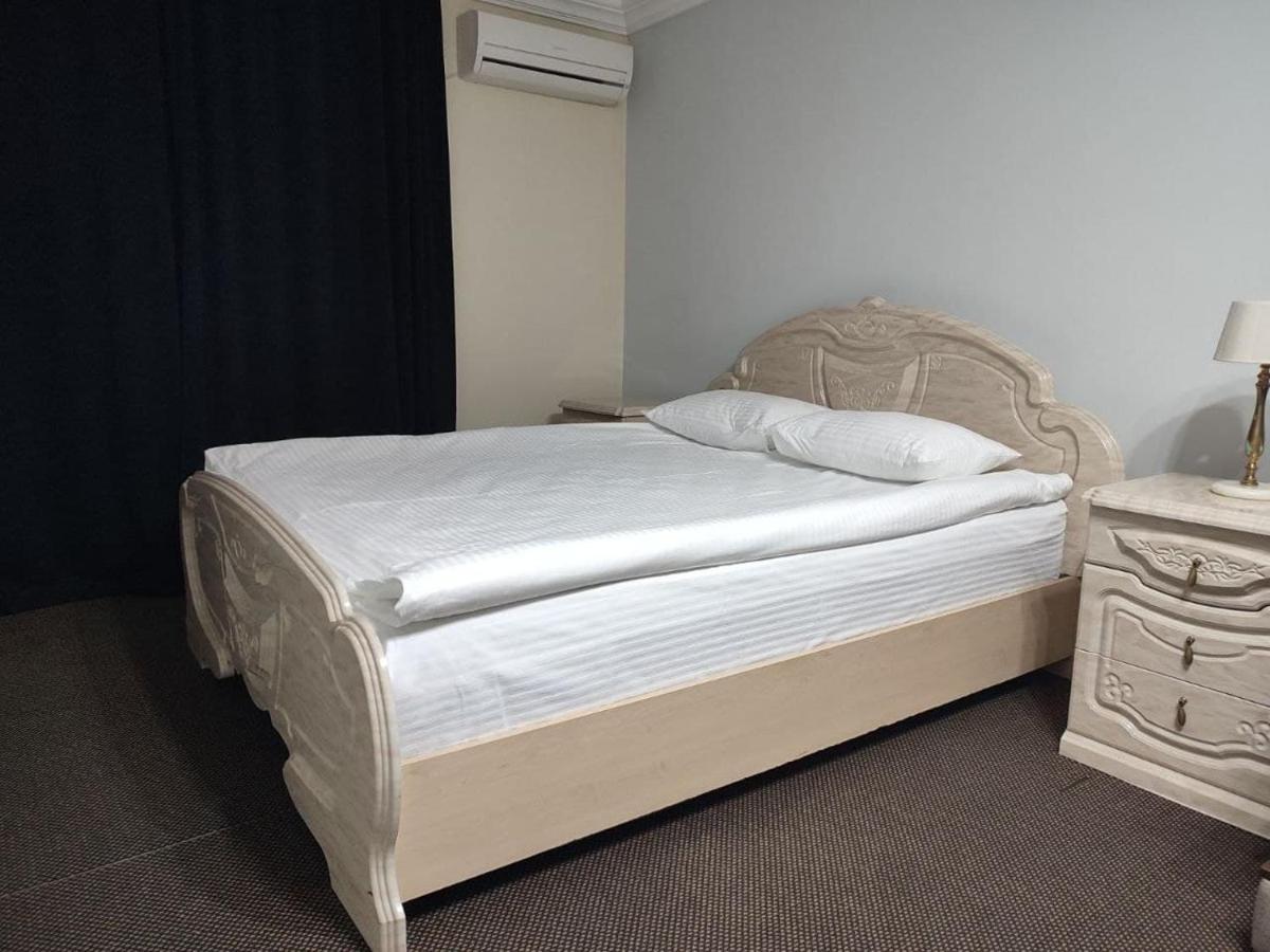 Leoton Chernivtsi Hotell Exteriör bild