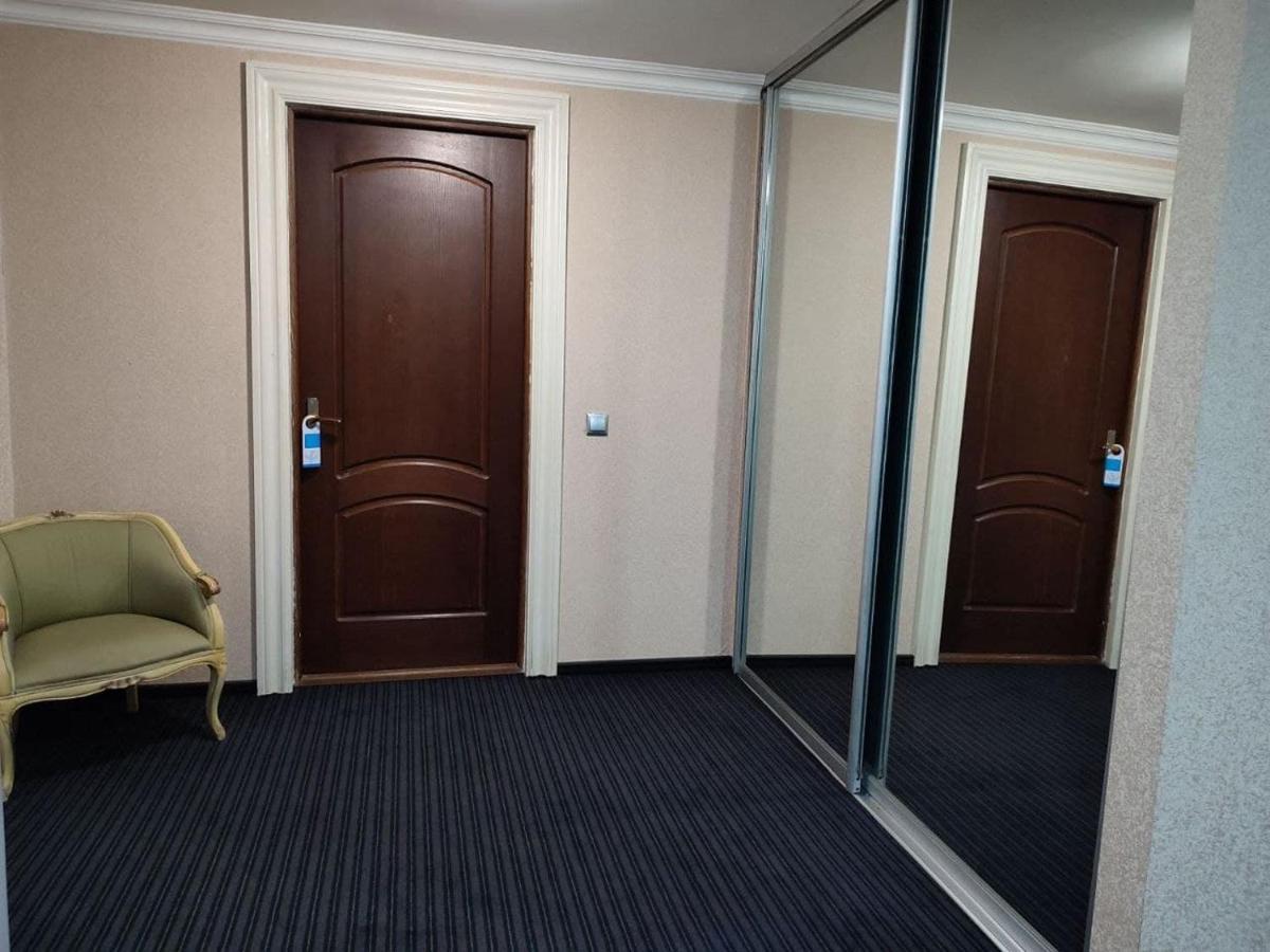 Leoton Chernivtsi Hotell Exteriör bild