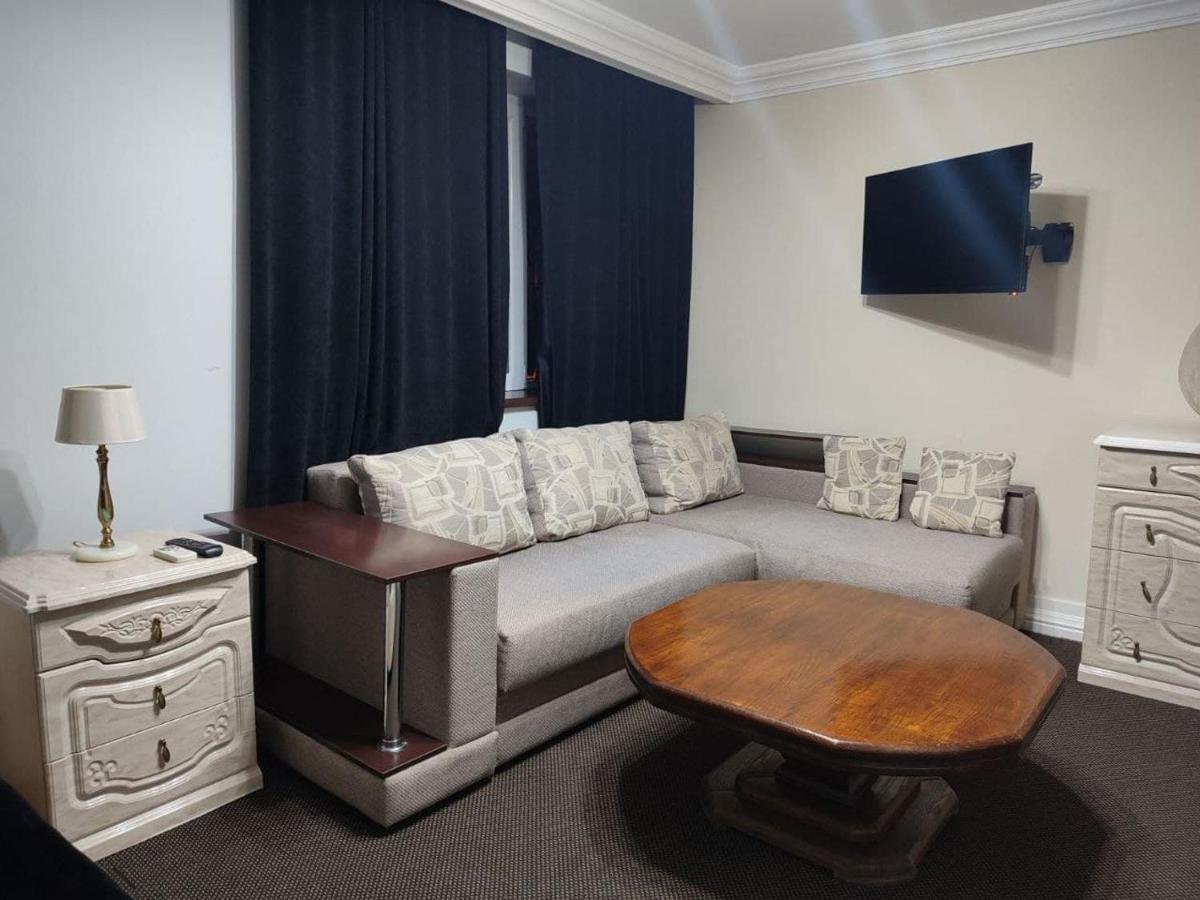 Leoton Chernivtsi Hotell Exteriör bild