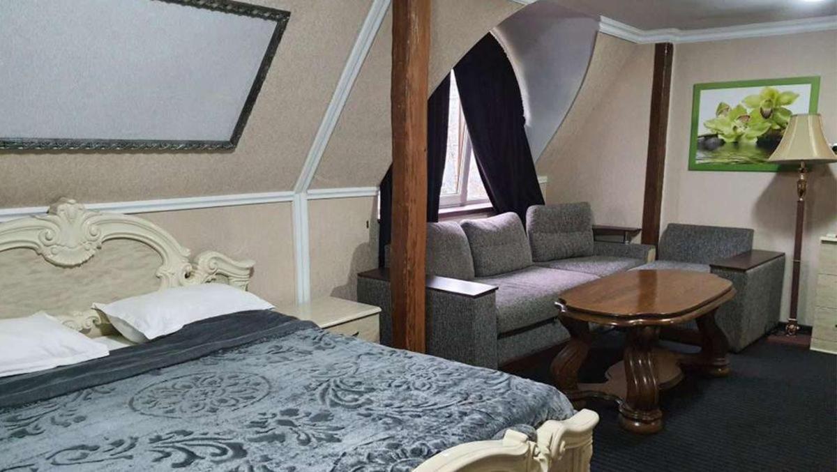Leoton Chernivtsi Hotell Exteriör bild