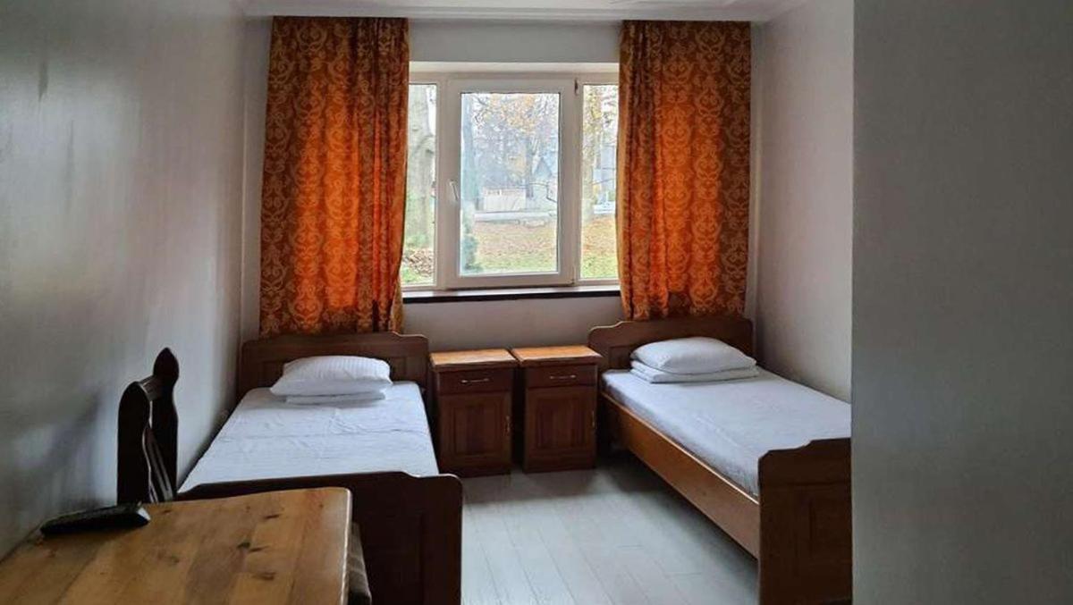 Leoton Chernivtsi Hotell Exteriör bild