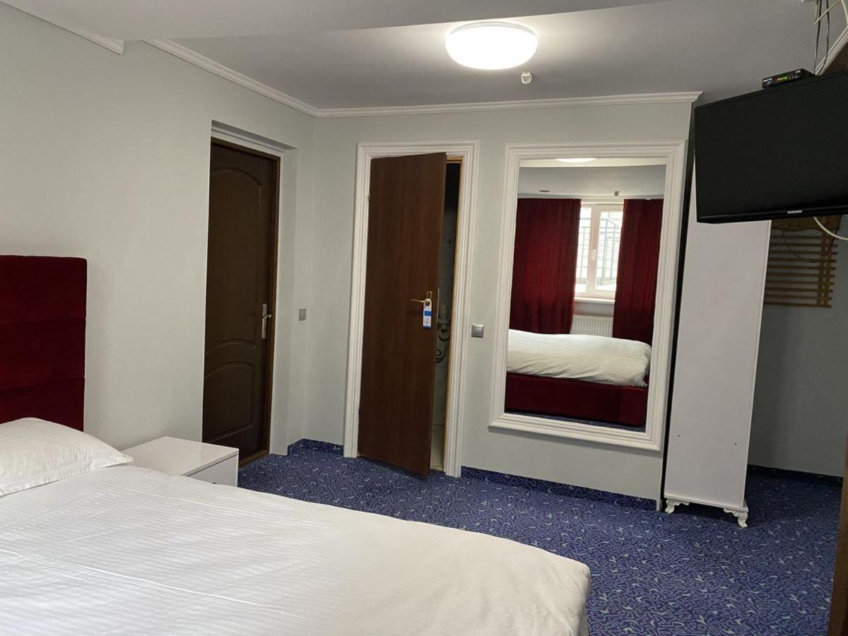Leoton Chernivtsi Hotell Exteriör bild