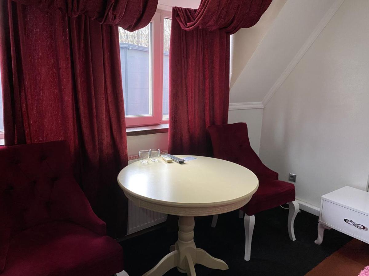 Leoton Chernivtsi Hotell Exteriör bild