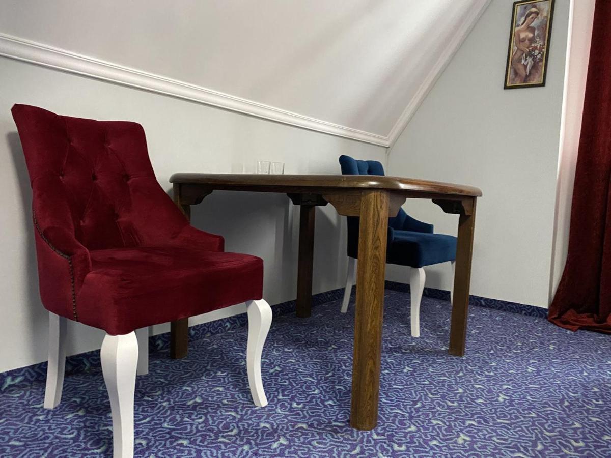 Leoton Chernivtsi Hotell Exteriör bild