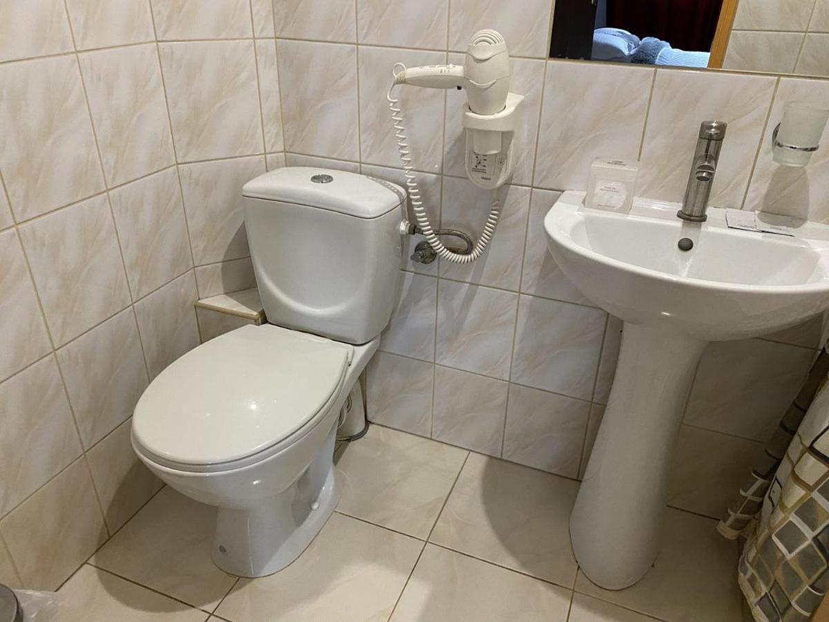 Leoton Chernivtsi Hotell Exteriör bild