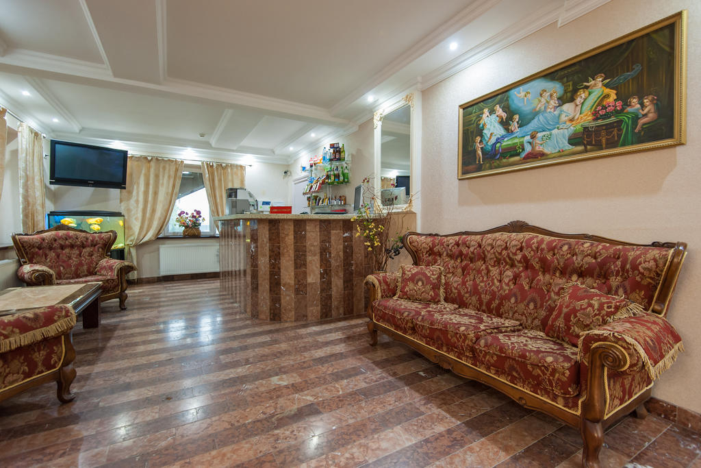 Leoton Chernivtsi Hotell Exteriör bild